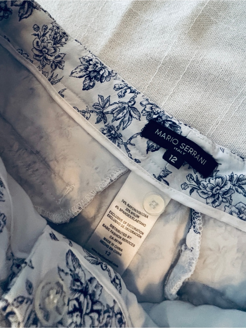 Mario Serrano Floral Blue & White Cropped Pants Women’s Size 12 - Picture 7 of 9